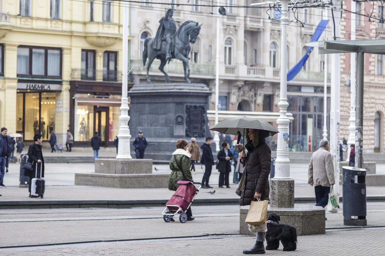 Zagreb: Kiša nije zaustavila građane da iskoriste vrijeme za šetnju centrom grada