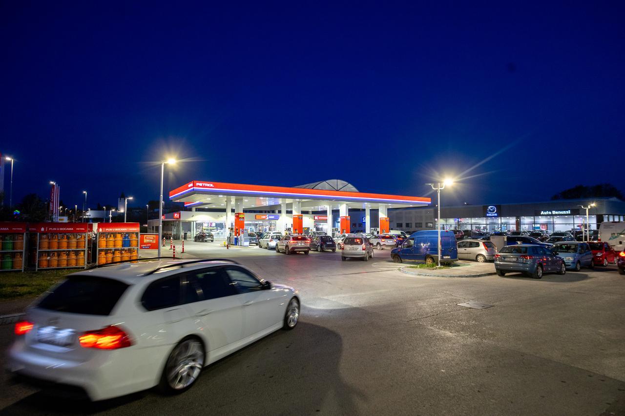 Pula: Automobili na benzinskim pumpama uoči sutrašnjeg poskupljenja benzina