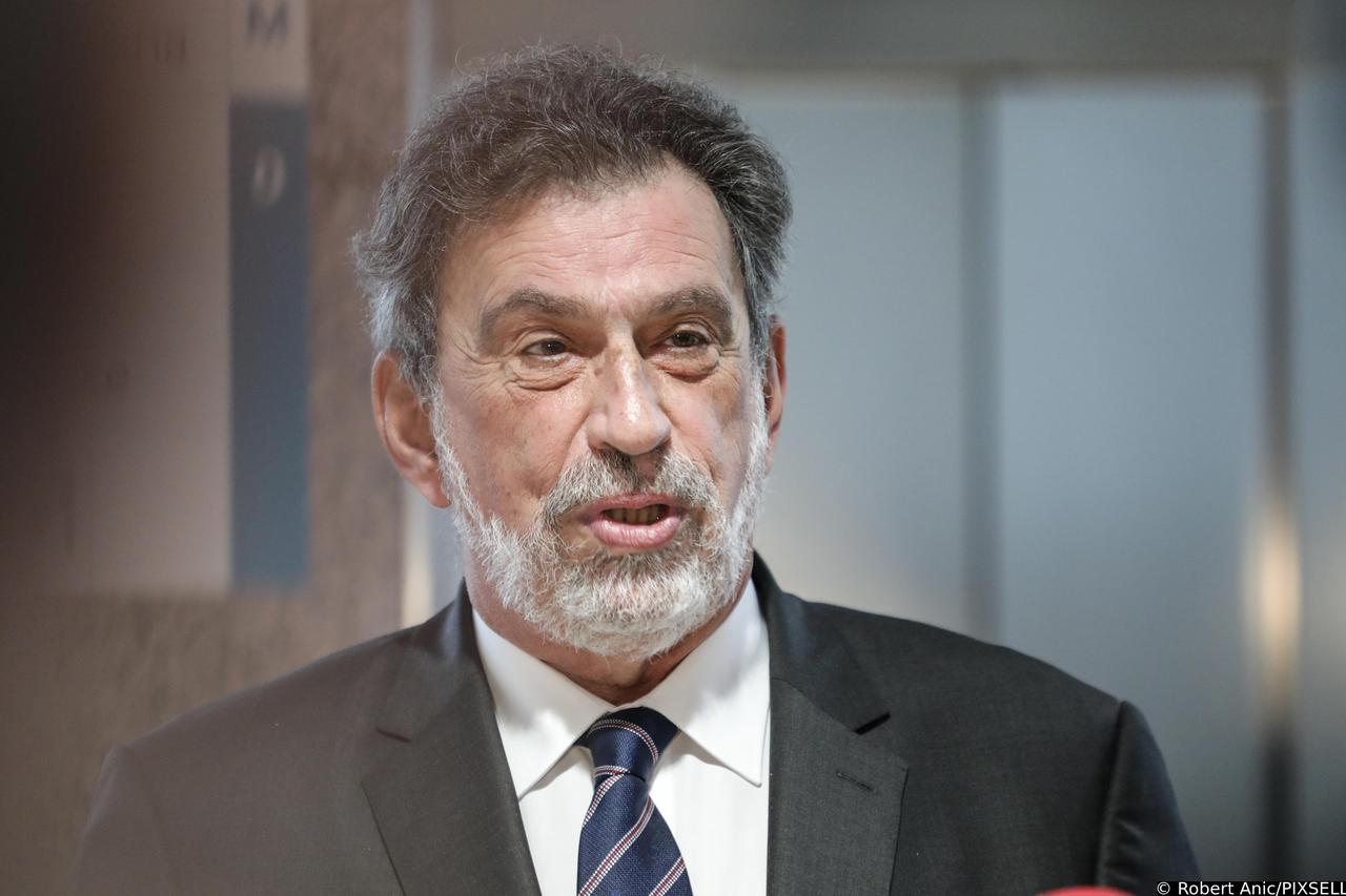 Zagreb: Radovan Fuchs obratio se medijima prije sjednice Nacionalnog vijeća