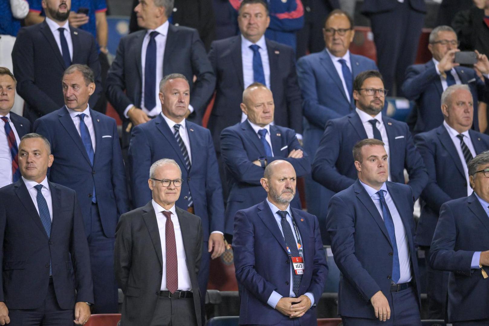 Glavni čovjek Lokomotive i član Izvršnog odbora Božidar Šikić također je na Poljudu. Osim njega tu je Giorgio Marchetti, zamjenik glavnog tajnika Uefe.