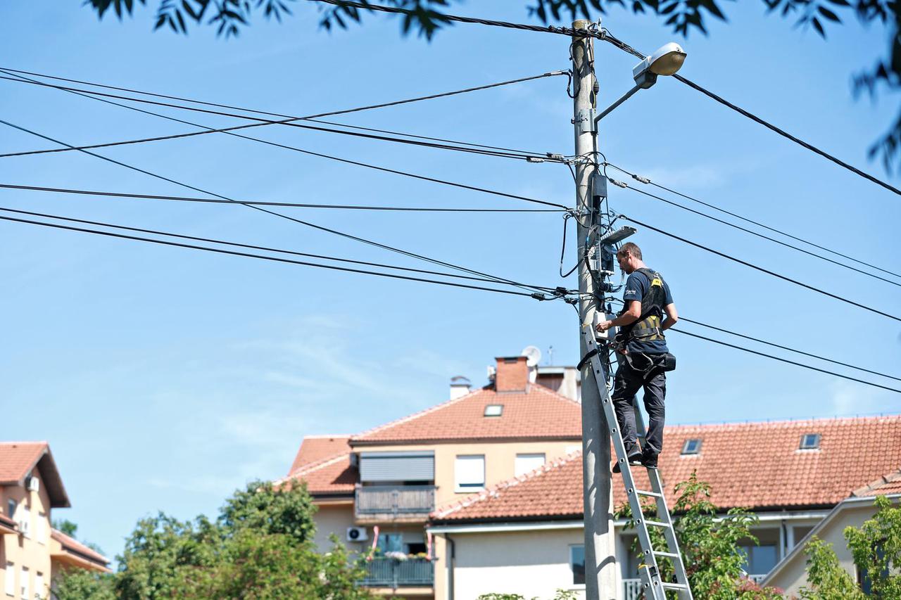 Zagreb: Radnik sa na ljestvama bavi problematikom optičkih kablova