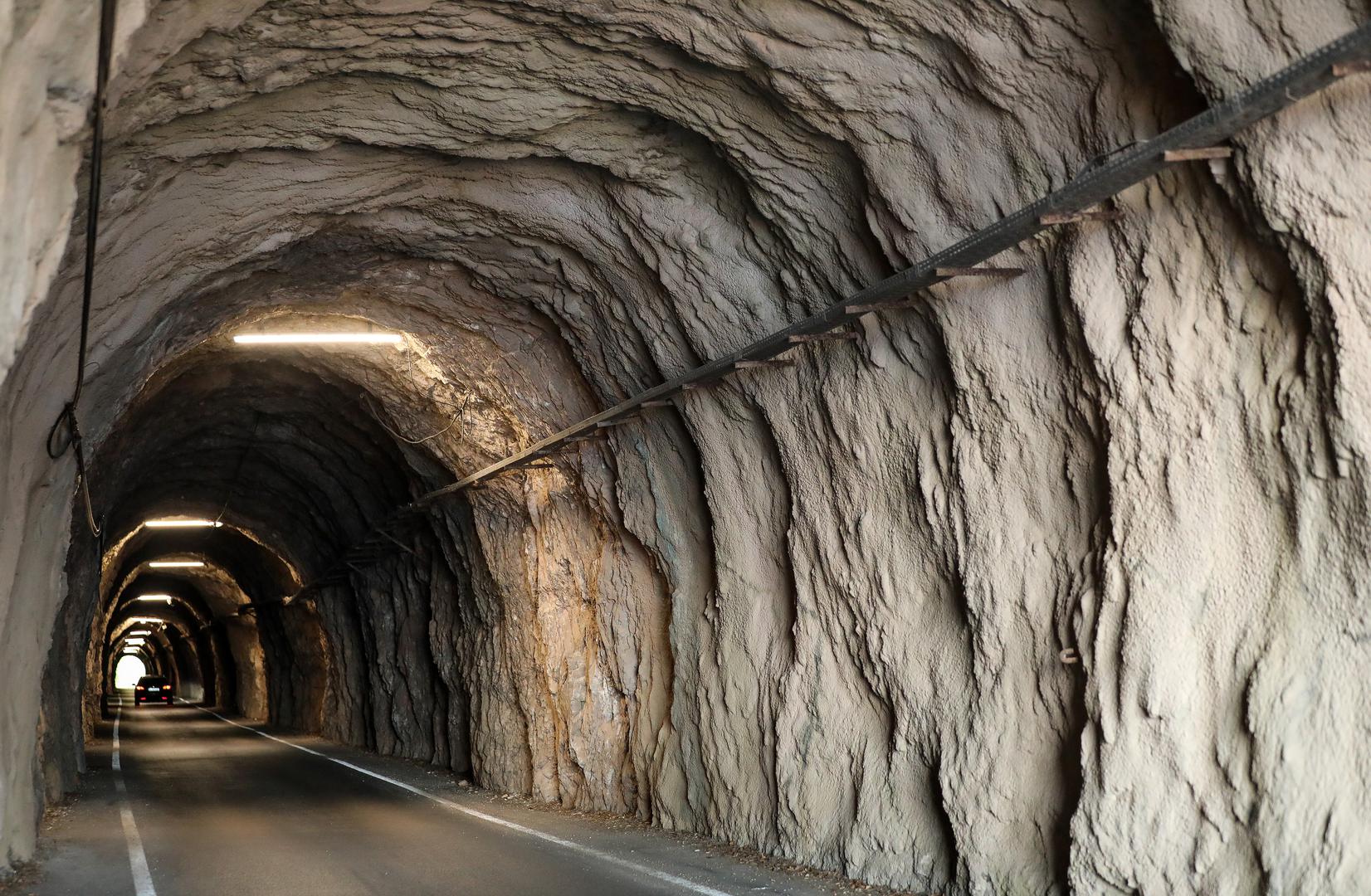 Lokalni vinari prisjećaju se da se prije nego što je tunel prokopan išlo s magarcima preko vrha brda, piše Pixsell. 