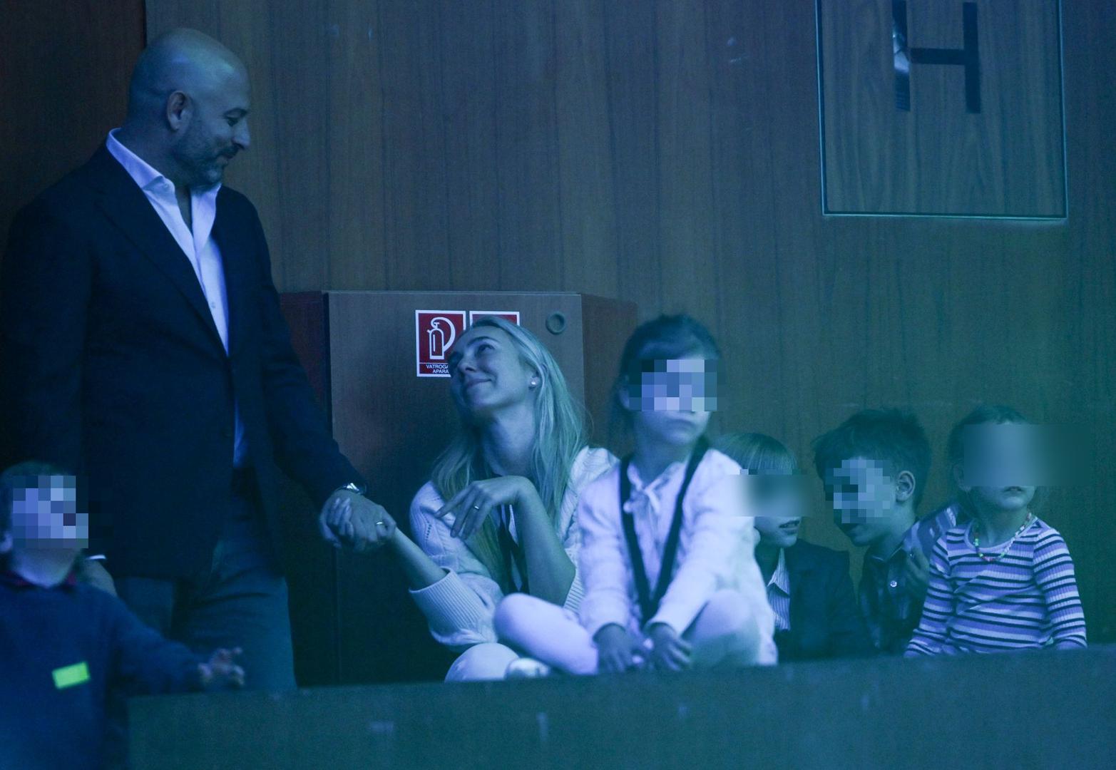 Publika je Al Bana ispratila dugotrajnim pljeskom i ovacijama, a karizmatični pjevač još jednom je dokazao da njegova energija i emotivna interpretacija ne poznaju granice ni godine.