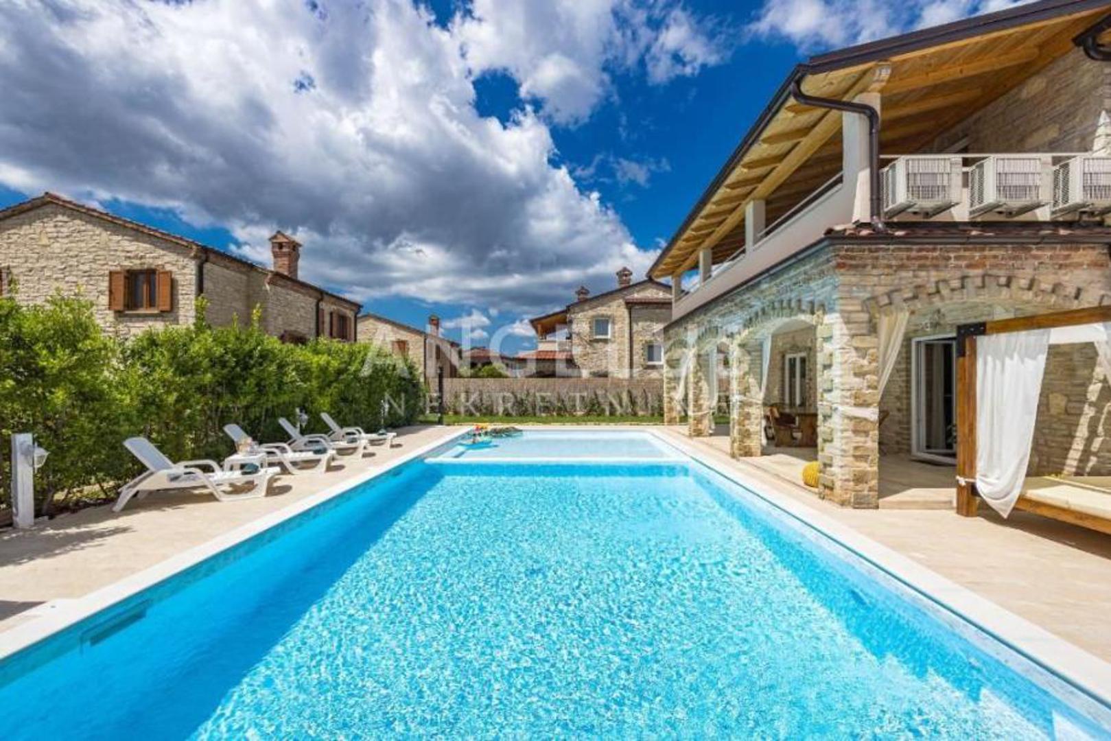 Kamena vila s pet soba i velikim bazenom prodaje se u srcu Istre, u mjestu Svetvinčenat. 

