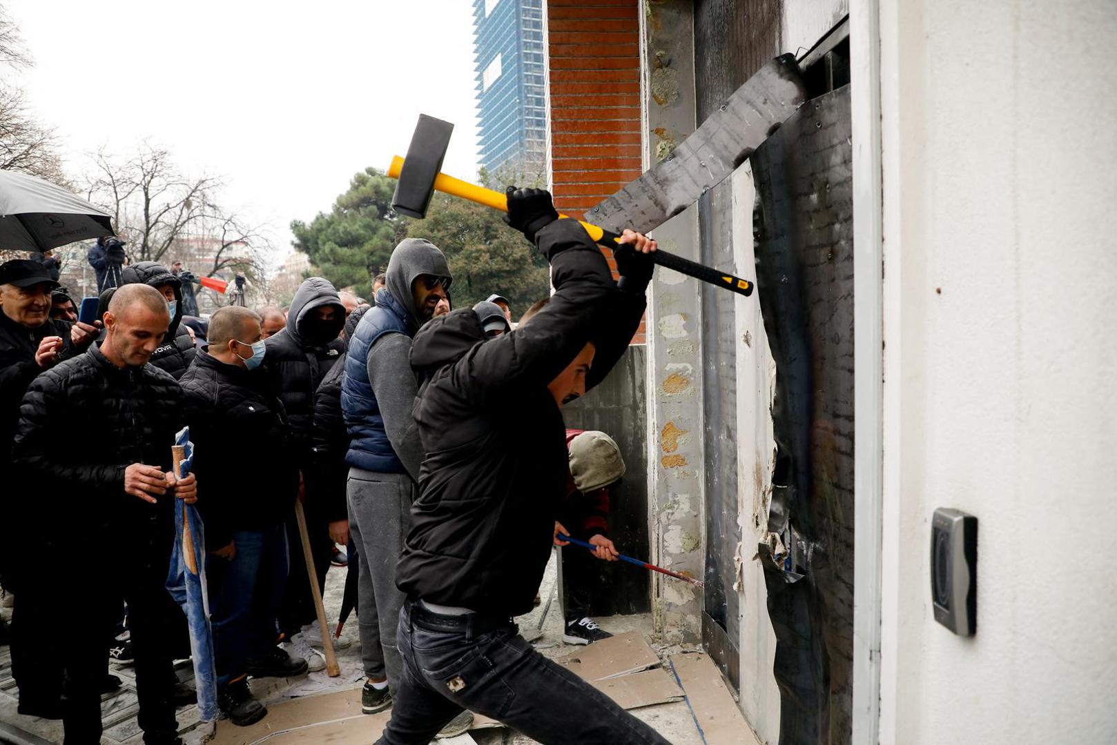 Protesters attack the headquarters of the Democratic Party in Tirana, Albania, January 8, 2022. REUTERS/Florion Goga Photo: Florion Goga/REUTERS