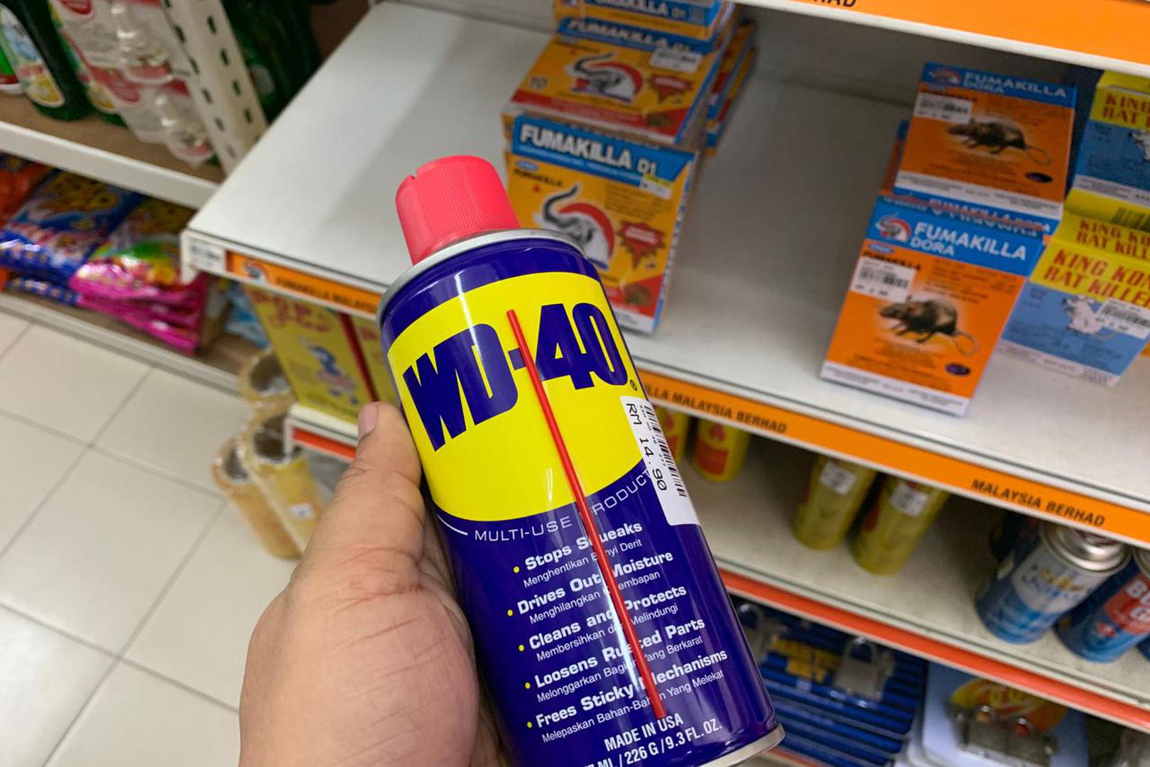 WD-40 američka je kompanija koja proizvodi kućne kemikalije, a najpoznatiji je proizvod tekućina u spreju koja se koristi za podmazivanje, odmašćivanje, ali i niz drugih stvari. Sprej je izumljen 1953. godine, a njegovo ime doslovno označava istiskivanje vode, 40-a formula. Najčešće se upotrebljava za podmazivanje šarki na vratima, ali mnogi se njime koriste i za duge namjene. Još je jedna prednost i rok valjanosti ovog proizvoda koji je zapravo neograničen iako je službeni rok trajanja pet godina. 