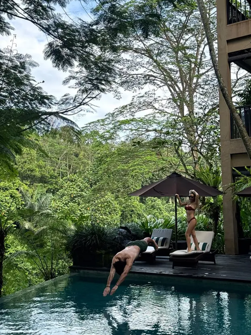 Na otočje u Indoneziji otputovala je sa svojim partnerom, Šimom Elezom, poznatim iz reality showa Gospodin Savršeni, njezinim sinčićem Bloomom te nekoliko prijatelja. 