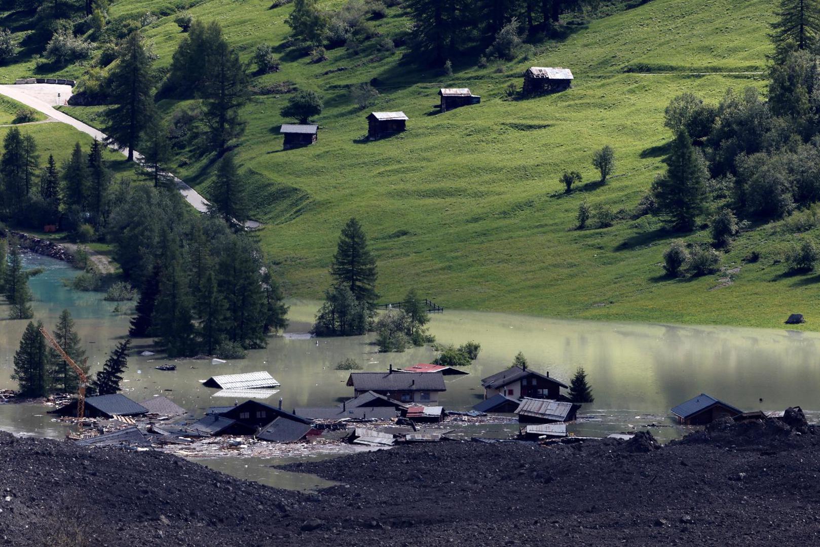 Iako je selo bilo evakuirano prije nekoliko dana zbog straha da bi se ledenjak Birch mogao urušiti, jedna osoba se vodi kao nestala, a brojne kuće sravnjene su sa zemljom. 

