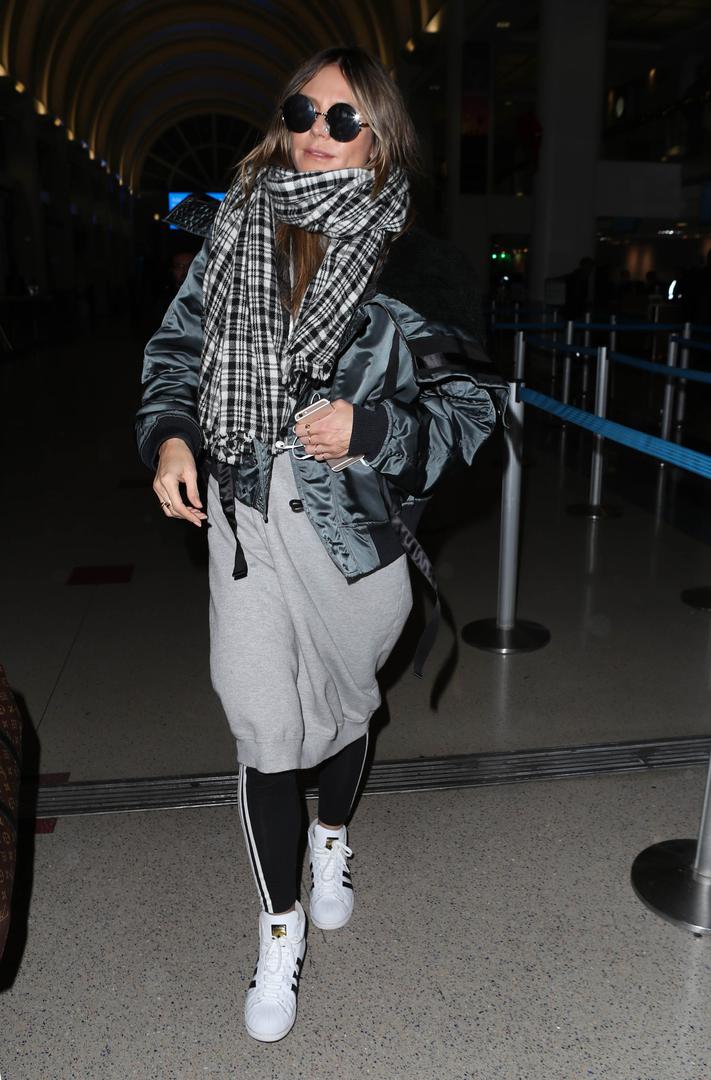 Zaposlenici u zračnoj luci nisu je prepoznali, kao ni ostali putnici, ali njen plan da do zrakoplova prođe neopaženo, nije joj uspio jer su je iskusni paparazzi prepoznali i pod krinkom.