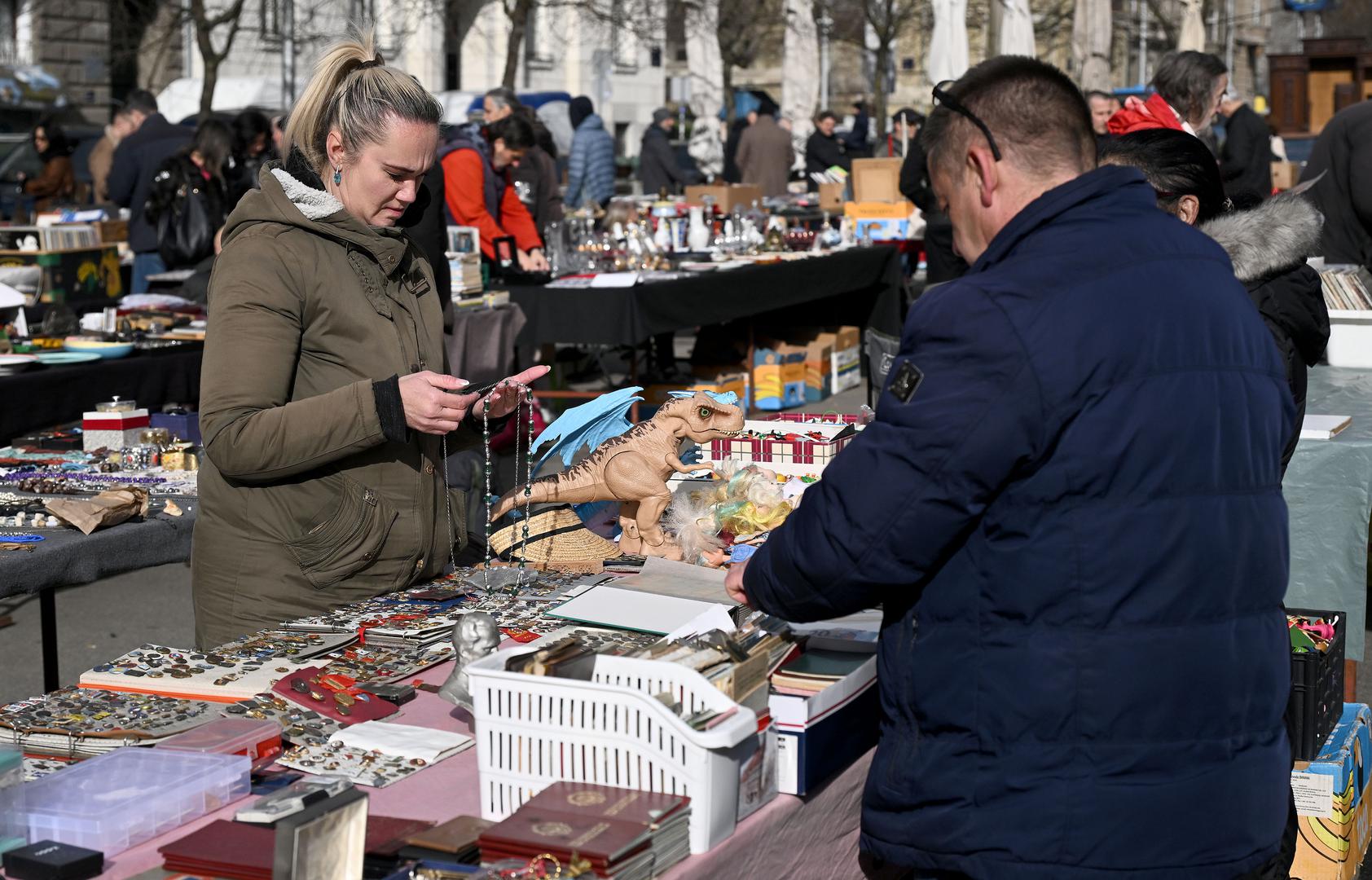 Ovdje se mogu pronaći raznovrsni predmeti, od elegantnog starinskog namještaja, predivnog nakita, satova, do knjiga, slika, medalja i drugih dragocjenosti koje imaju svoju posebnu povijesnu i kulturnu vrijednost.