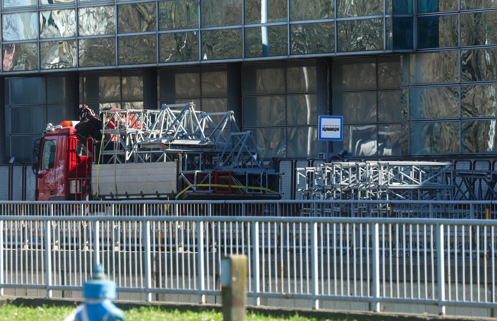 Trenutačno je, na petnaestom katu, zbog sigurnosnih razloga, postavljeno 12 podupirača.