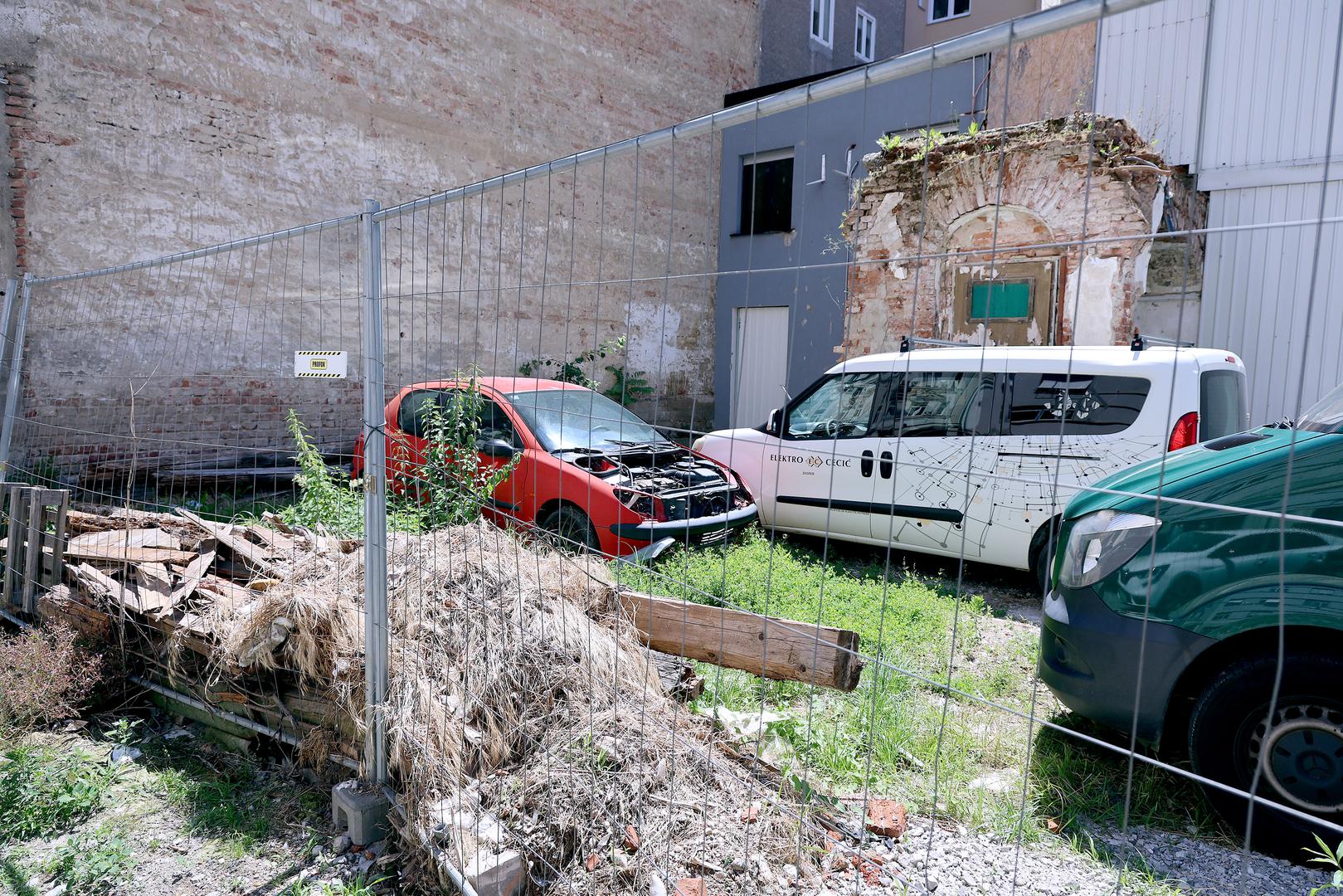 Izvršeno je čišćenje prostora i postavljena je žičana ograda, koja i danas tamo stoji.