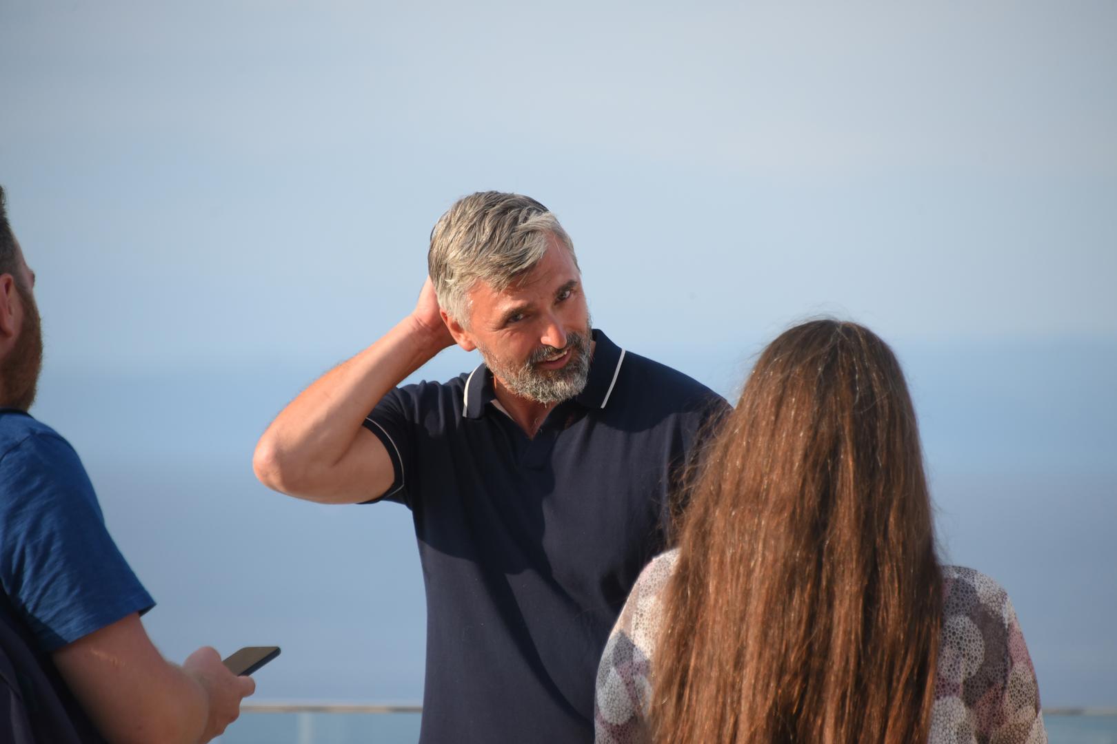 A Ivanišević se onda u finalu susreo sa Samprasom.

– A onda finale i čovjek koji mi je uništio 20 godina života. Gospodin Sampras. Igrao sam stvarno dobro, ali on je bio bolji. Prva dva seta dobio je u tie-breaku, a onda treći 6:0. Ne zato što sam ja igrao loše, nego zato što je u svakom trenutku bio korak ispred. Imao sam priliku iduće godine. Sastali smo se u polufinalu, ali i tada je dobio u pet setova. Bio sam bolji cijeli meč, ali on je dobivao ključne poene. Priča se iznova ponavljala, kao deja vu – rekao je Ivanišević i zaključio:

– Iznimno sam ponosan što sam igrao u eri Petea Samprasa. Igrao sam fantastične mečeve protiv njega i s njim dijelio svlačionicu. Biti drugi iza Samprasa, možda najboljeg tenisača u povijesti. Ipak, uništio mi je 20 godina života.