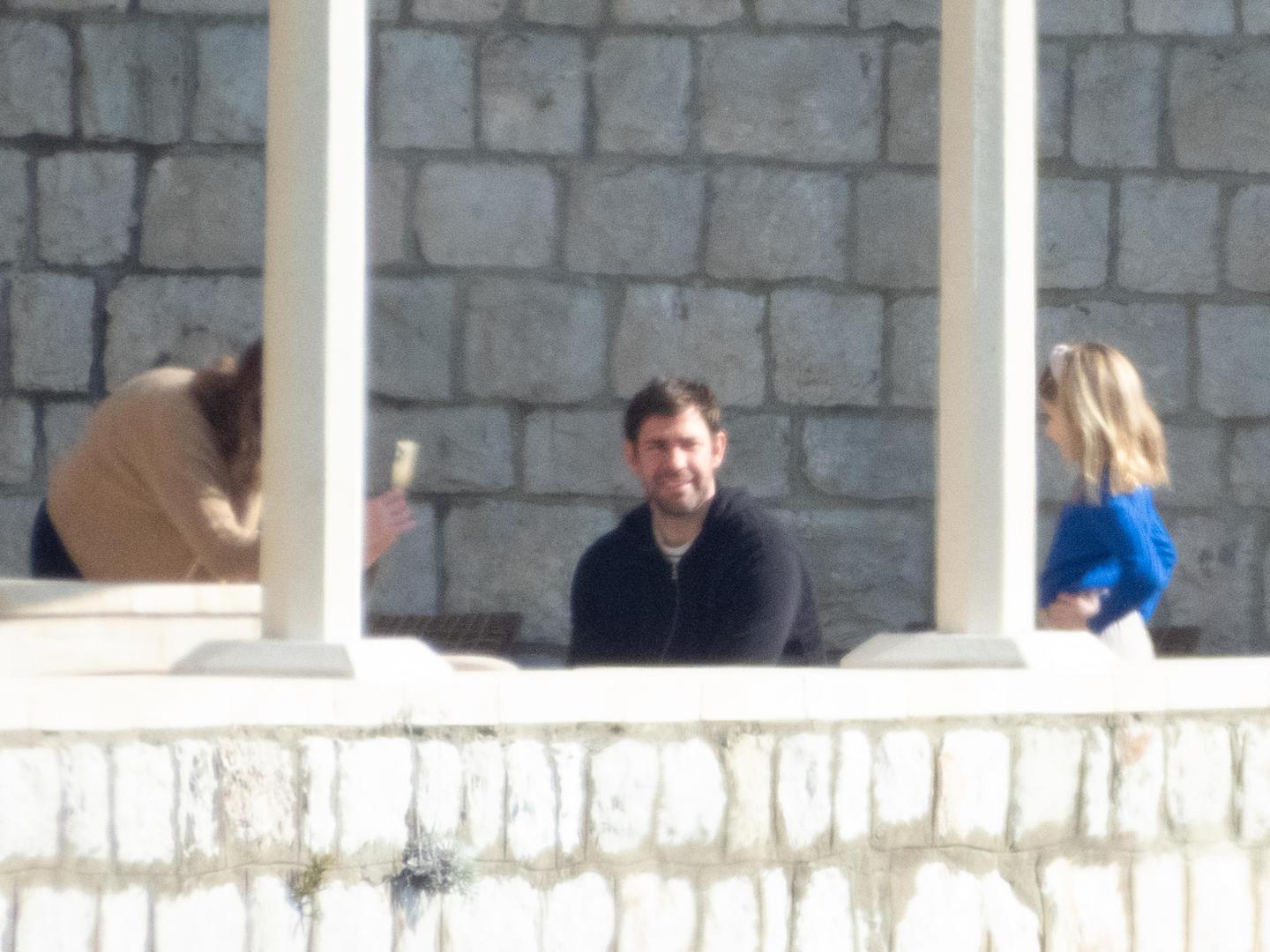 John zajedno s kolegama glumcima Michaelom Peñom i Michaelom Kellyjem ostaje u Dubrovniku još neko vrijeme.