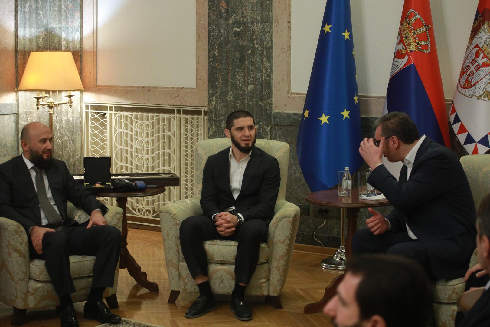 Makhachev je boravio u Beogradu u sklopu promocije Europskog prvenstva u MMA-u, a vrhunac posjeta bio je sastanak s predsjednikom Srbije Aleksandrom Vučićem. Srpski predsjednik nije krio oduševljenje, nazvavši susret velikom čašću, a Makhacheva "najpopularnijim i najjačim čovjekom" kojeg je ikada ugostio.