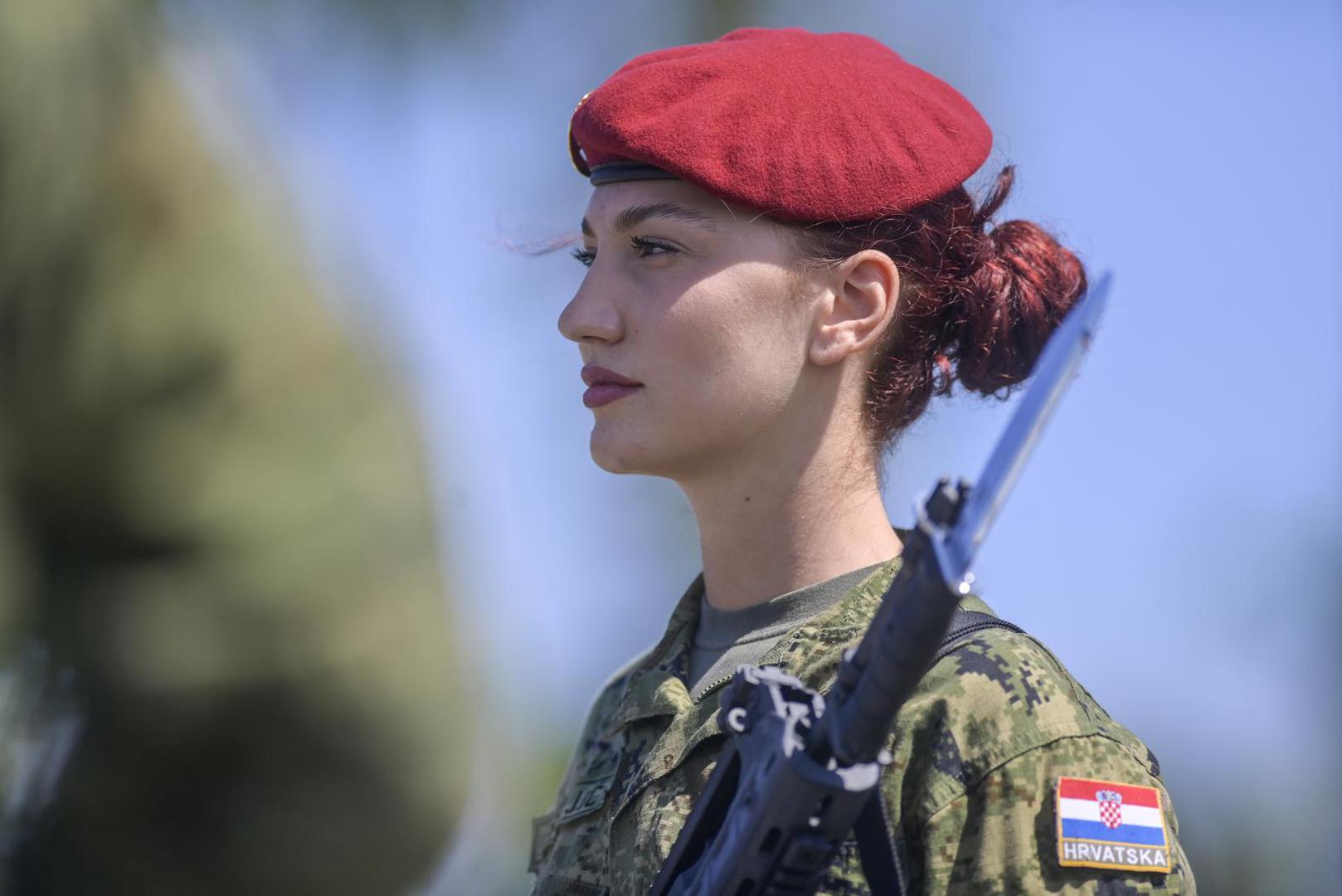 Na mimohodu će biti prikazano novo naoružanje i suvremena vojna sredstva kao što su besposadna letjelica Bayraktar, tenk Leopard i mali borbeni dronovi.