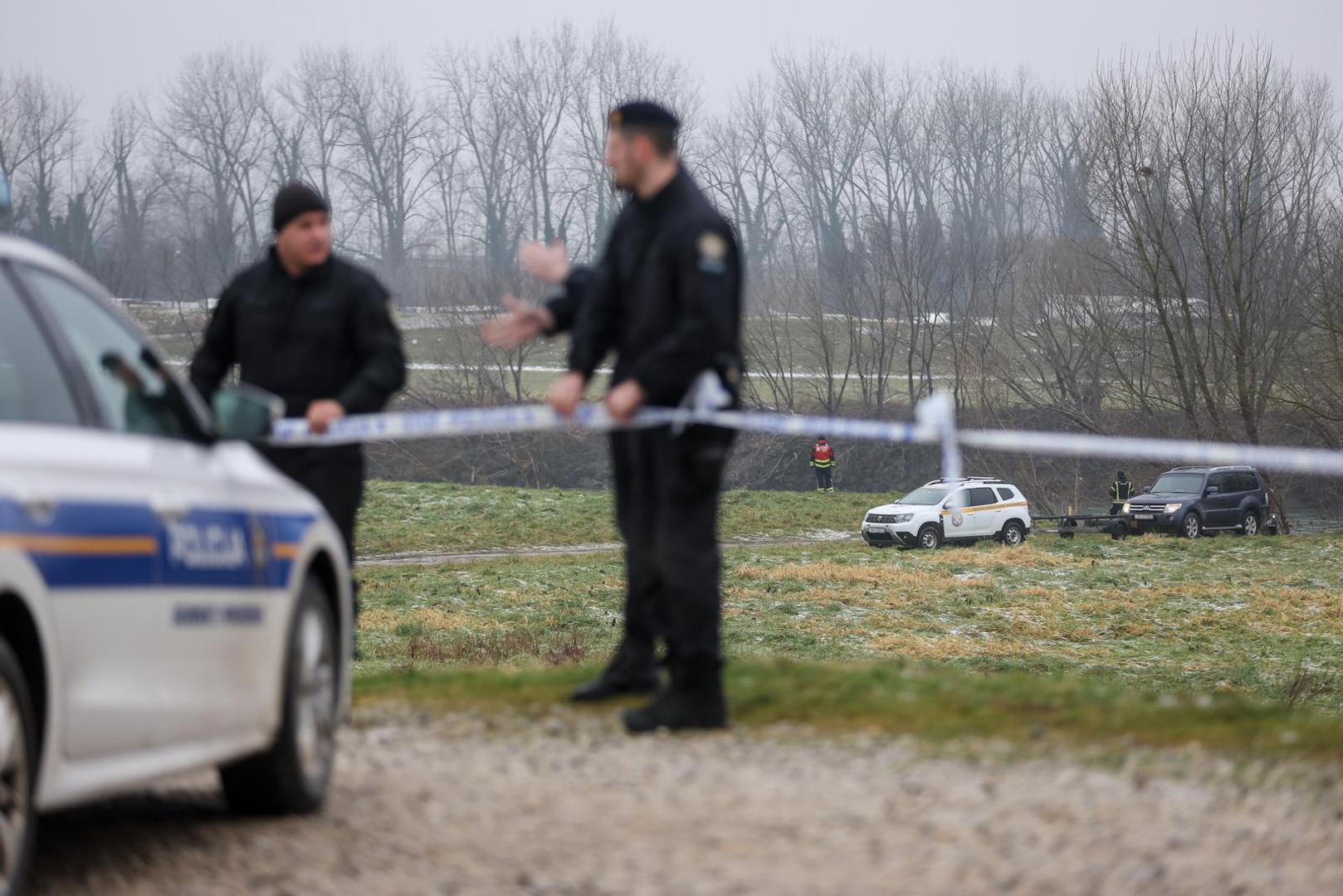 16.01.2025., Zagreb - Vatrogasci, policija, HGSS i Civilna zastita uz rijeku Savu gdje se pripremaju za nastavak potraga ze nestalim dijetetom u rijeci. Photo: Igor Kralj/PIXSELL