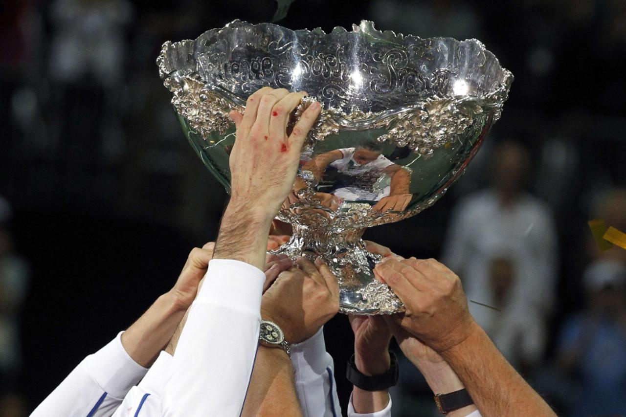 'Czech Republic\'s team celebrates with the Davis Cup trophy after they defeated Spain in the final match in Prague November 18, 2012.       REUTERS/Petr Josek (CZECH REPUBLIC - Tags: SPORT TENNIS)'