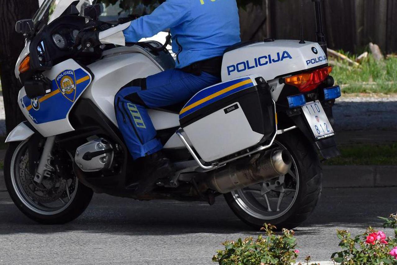 Policajac na motoru