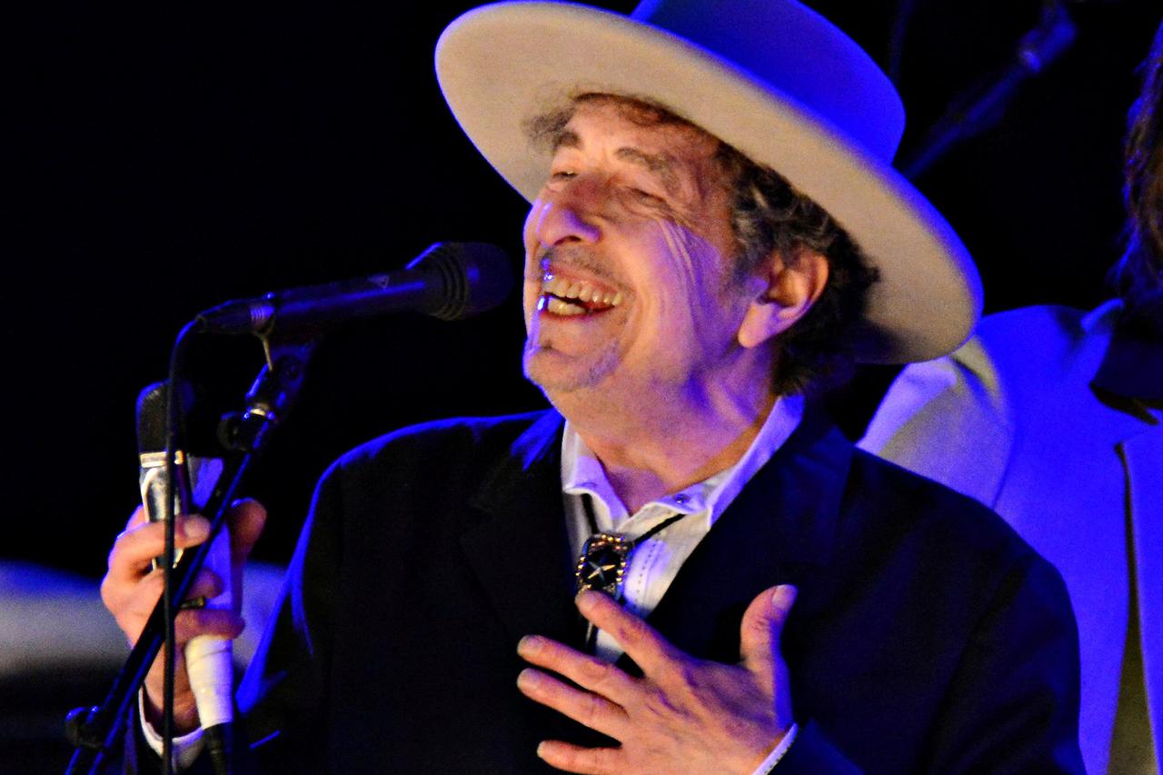 File photo of U.S. musician Bob Dylan performing during on day 2 of The Hop Festival in Paddock Wood U.S. musician Bob Dylan performs during on day 2 of The Hop Festival in Paddock Wood, Kent on June 30th 2012. REUTERS/Ki Price/File photo     TPX IMAGES O