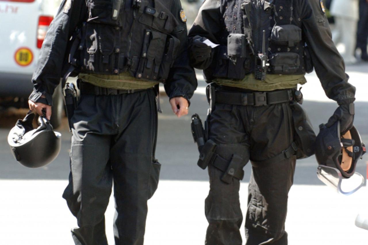 'unutrasnja.....zagreb.....27.06.2007. brace cvijica - covjek prijetio da ce se ubit, uhicenje, policija, specijalci foto: marko lukunic'