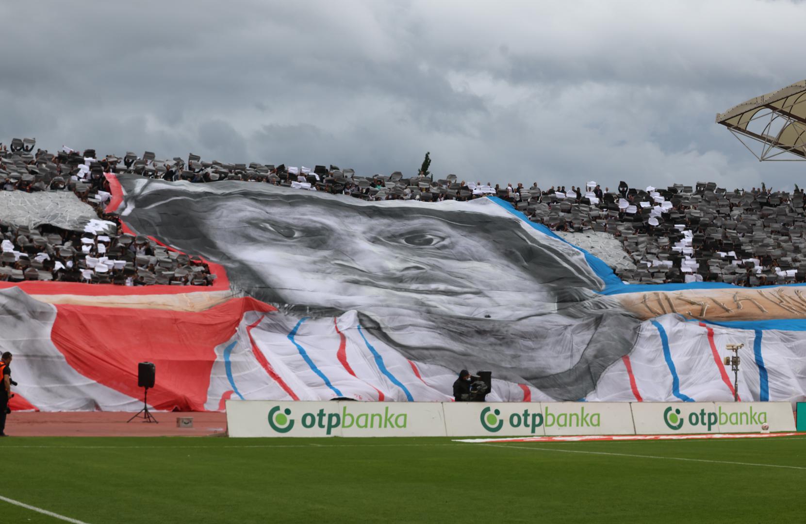 Torcida je na početku derbija razvila koreografiju na kojoj je prikazan igrač bejzbola s palicom na kojoj piše „Ništa kontra Splita”.