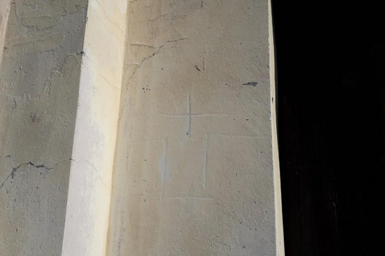 Pod okriljem noći na parohijski hram urezali ustaški simbol