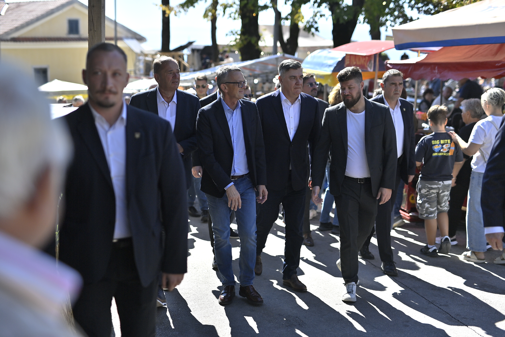 Sunčanu nedjelju, čini se, proveo je dobro raspoložen. Spremno je stajao dok se fotografirao s građanima, a moglo se vidjeti i kako nazdravlja.