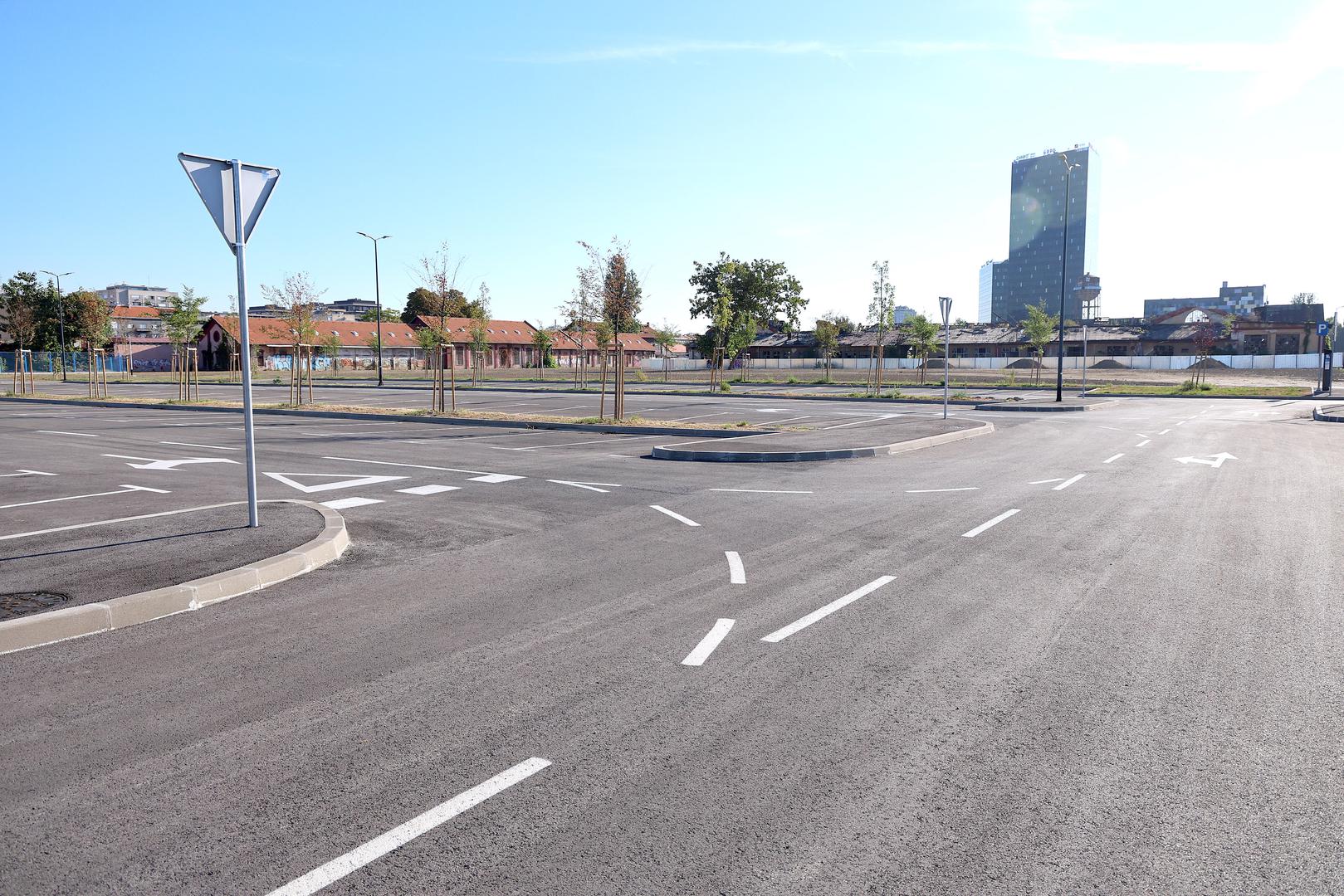– Riječ je o relokaciji parkinga koji je sada uz Strojarsku na zapadni dio kompleksa, bliže Trnjanskoj. Parking je gotov, ali htjeli smo urediti prostor, radi se o velikoj površini koju time otvaramo i za pješake, uređuje se sjeverna šetnica i Zrinjevac smo zadužili da ozeleni cijeli prostor. Parking će se otvoriti kada se to sredi. Ne usudim se jako precizno dati procjenu, ali htjeli bismo to završiti do kraja ljeta – rekla je tada zamjenica zagrebačkog gradonačelnika Danijela Dolenec. 