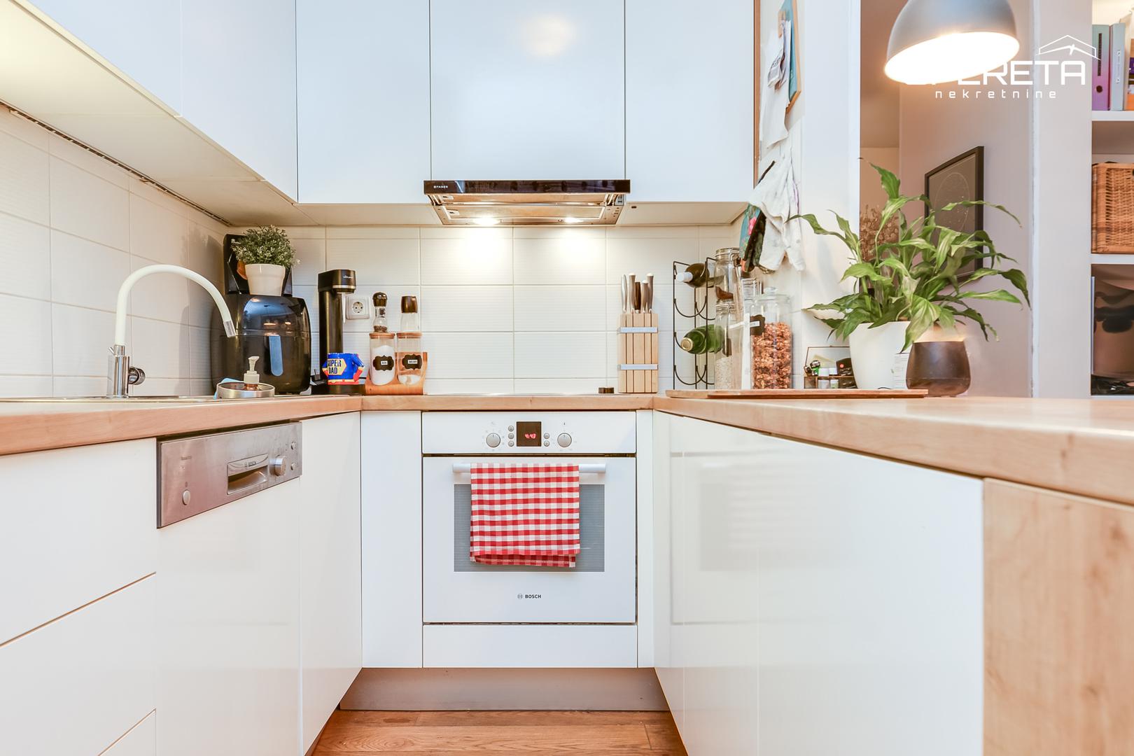 Prostor je funkcionalan, dobro osvijetljen i ugodan za svakodnevni život, a natkrivena terasa i vrt pružaju dodatnu privatnost i mogućnost uživanja na otvorenom.