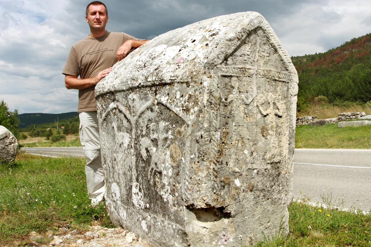 03.09.2014., Cista - Lokalitet Crljevica gdje se uz cestu nalazi oko 90 stecaka za koje je pokrenuta procedura ulaska pod zastitu UNESCO-a. Ivan Alduk iz Ministarstva kulture Hrvatske. Photo: Ivana Ivanovic/PIXSELL
