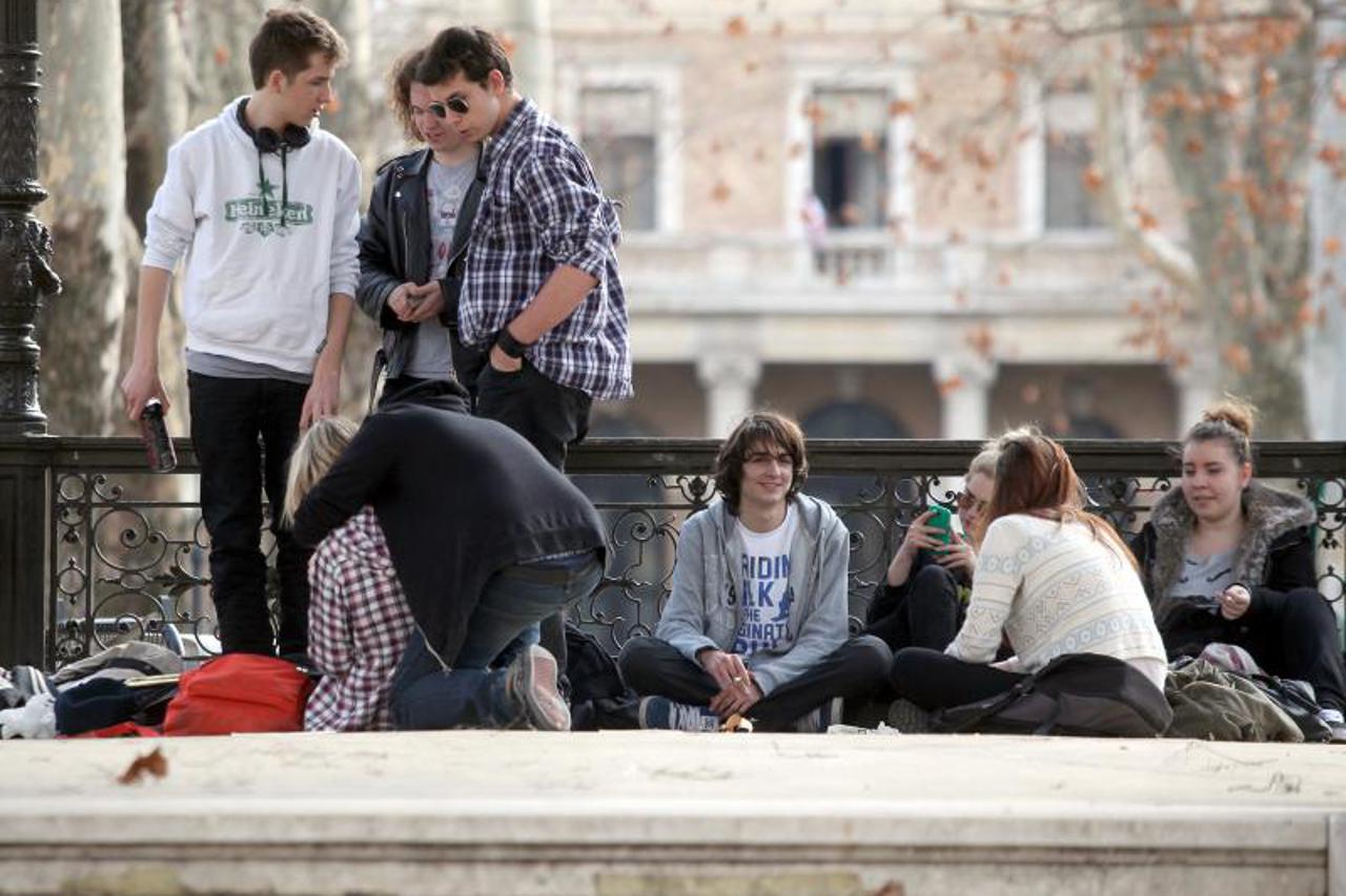 studenti, gimnazijalci, mladi, lijepo vrijeme