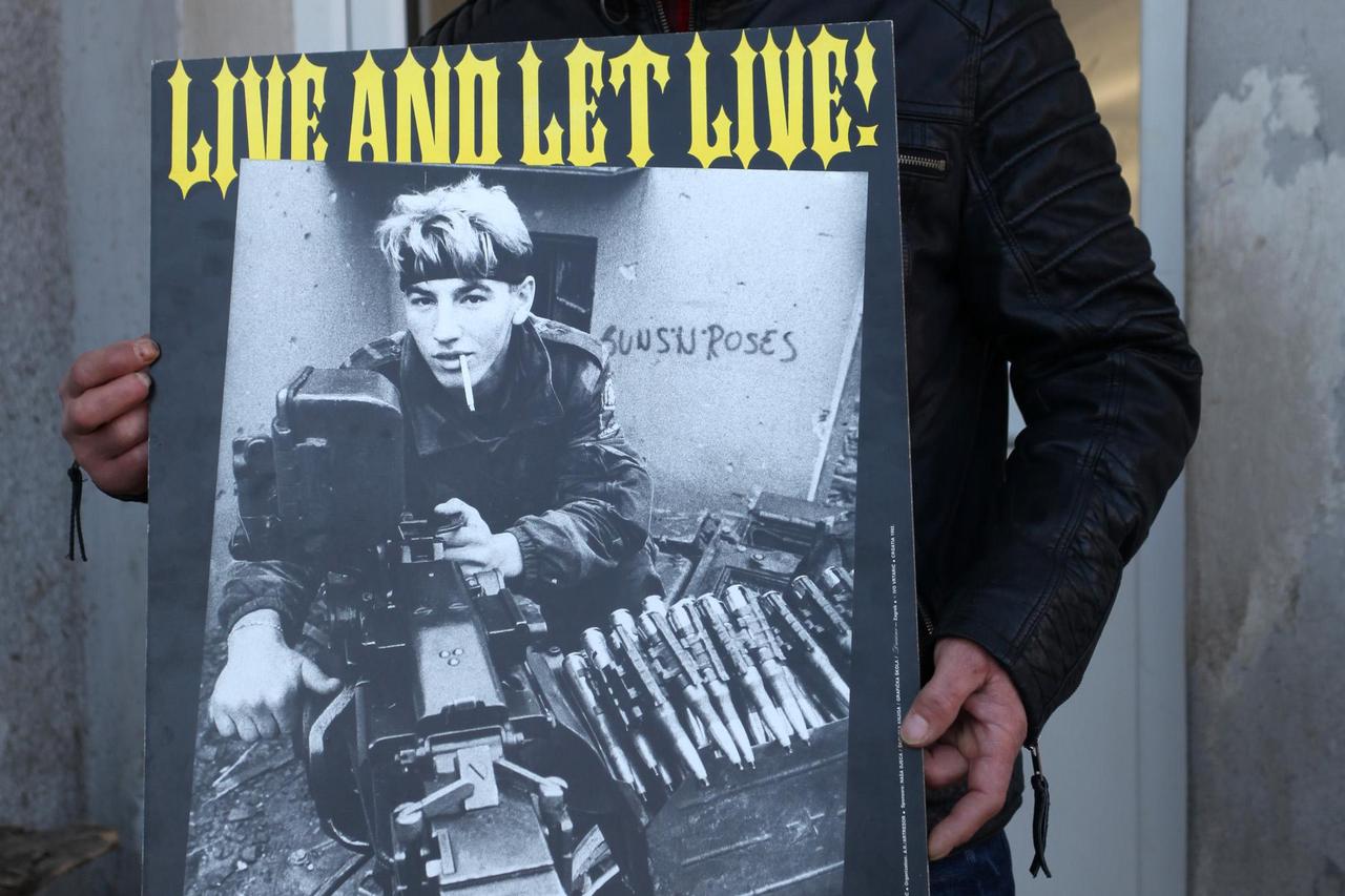 30.12.2016., Novska, Stari Grabovac - Nakon 25 godina od nastanka slavne ratne fotografije hrvatskog vojnika ispred grafita Guns'n'Rosesa sastali su se fotograf Zeljko Gasparovic i Petar Dukaric. Photo: Edina Zuko/PIXSELL