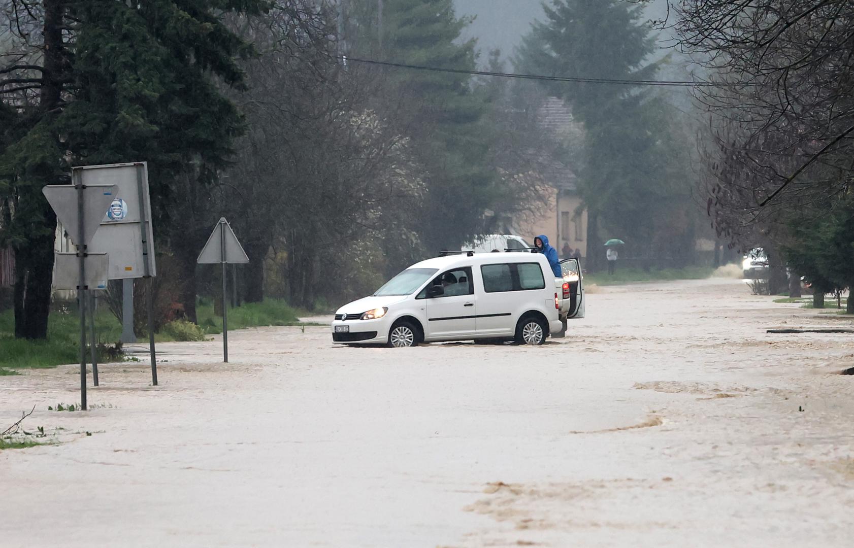  U samo 24 sata palo je više od 80 litara kiše po četvornom metru, što je izazvalo dramatičan porast vodostaja i poplave u cijeloj regiji.