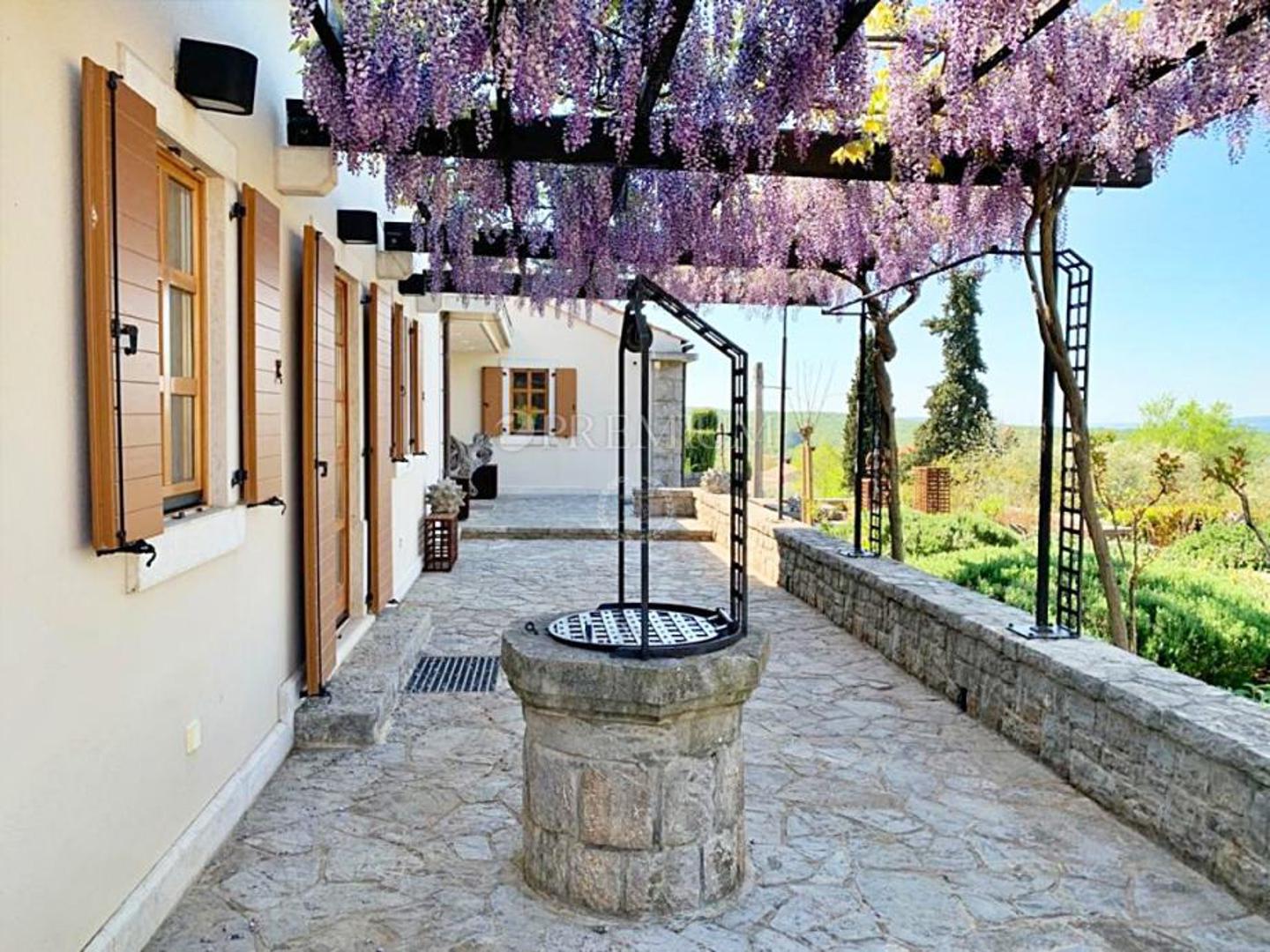  U suterenu površine 171 m² nalaze se garaža (40 m²), konoba (25 m²), dva spremišta, strojarnica, cisterna za vodu, rezervoar, sanitarni čvor i dvije stare cisterne.