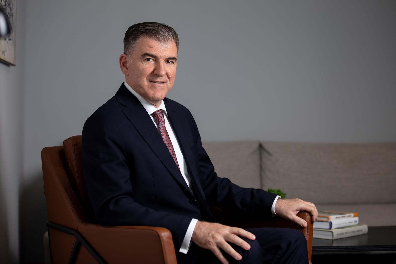 Izv. prof. dr. sc. prim. Rok Čivljak, dr. med., specijalist infektologije i pedijatrijske infektologije, uži specijalist intenzivne medicine