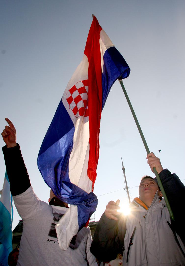 Gotovina je bio u bijegu od 2001. godine, a uhićen je u Španjolskoj, nakon što je Međunarodni kazneni sud za bivšu Jugoslaviju (ICTY) izdao nalog za njegovim hapšenjem.