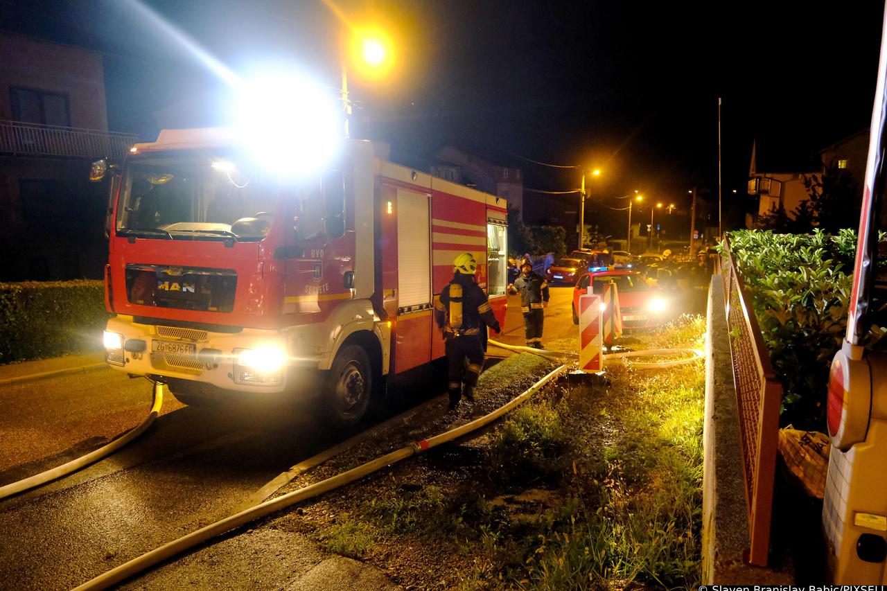 Vatrogasci gase požar na kući u Sesvetama u koju je tijekom nevremena udario grom