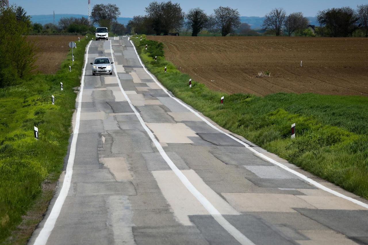 Državna cesta D2 na dionici Vukovar - Ilok je u katastrofalnom stanju
