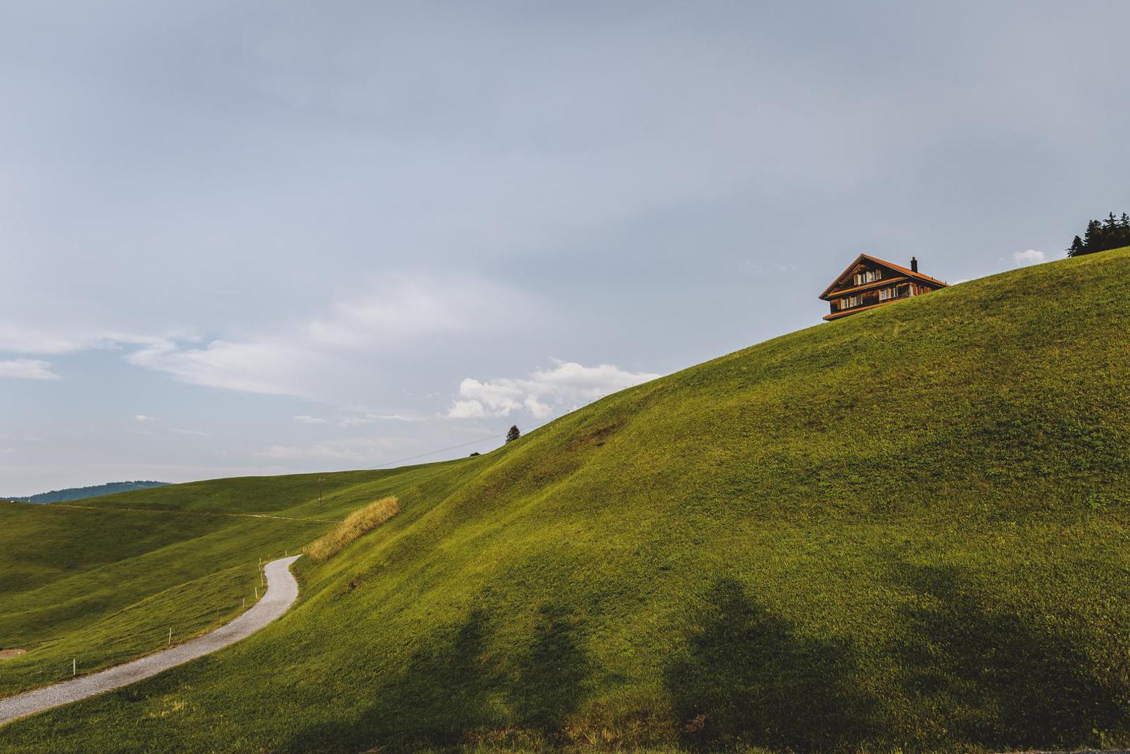 Švicarska je poznata kao neutralna strana u svakom sukobu, pa čak nije pružala pomoć Ukrajini tijekom ruske invazije, stoga nema razloga da je bilo koja druga zemlja pokušava uvući u sukobe. No u slučaju nuklearnih katastrofa ni ona neće biti pošteđena.