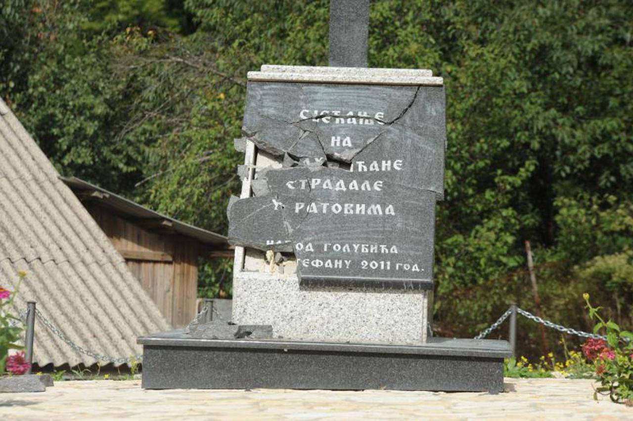 Spomenik Golubić (1)