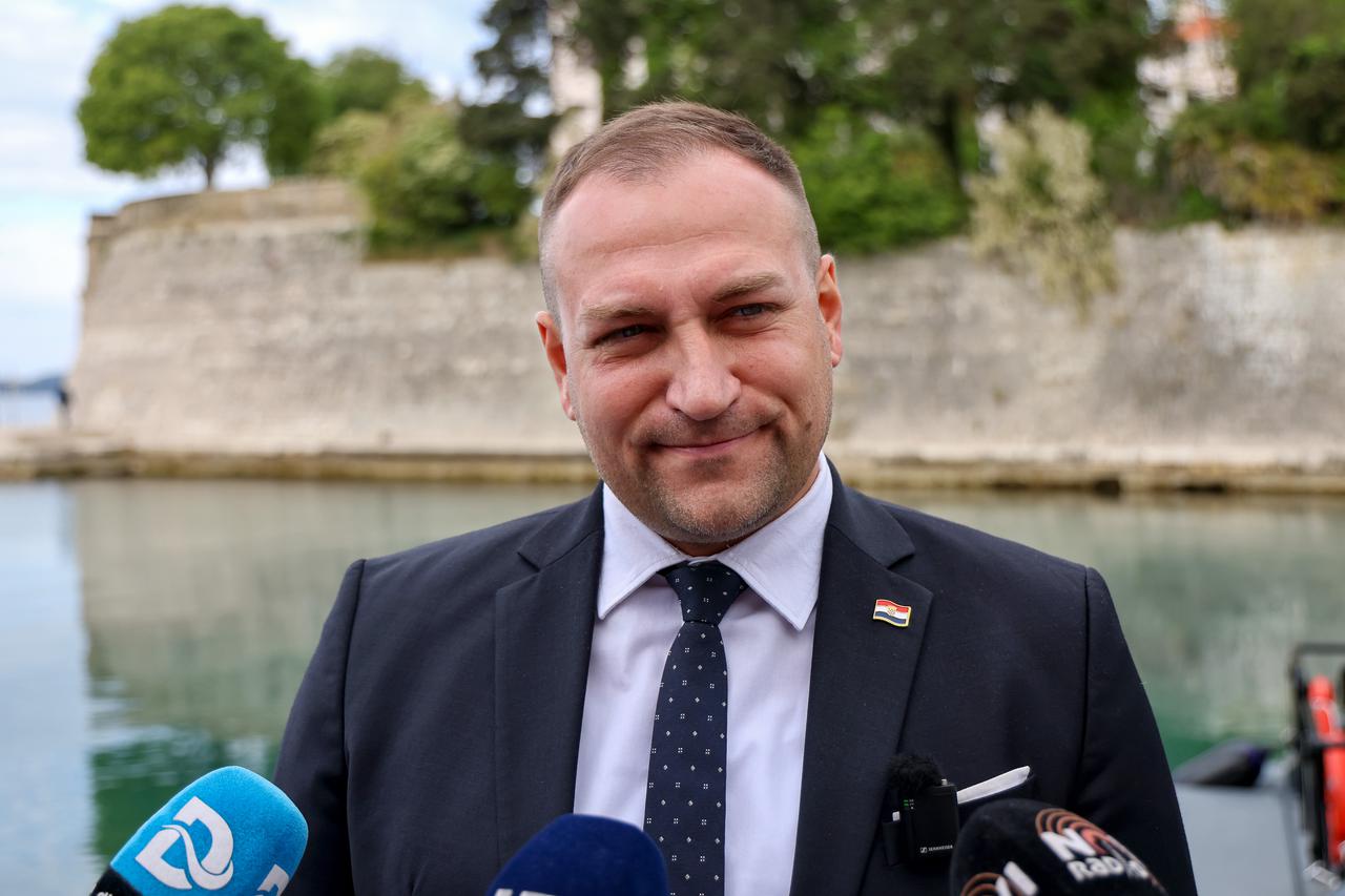 Zadar: Primopredaja plovila Shadow Patrol 47