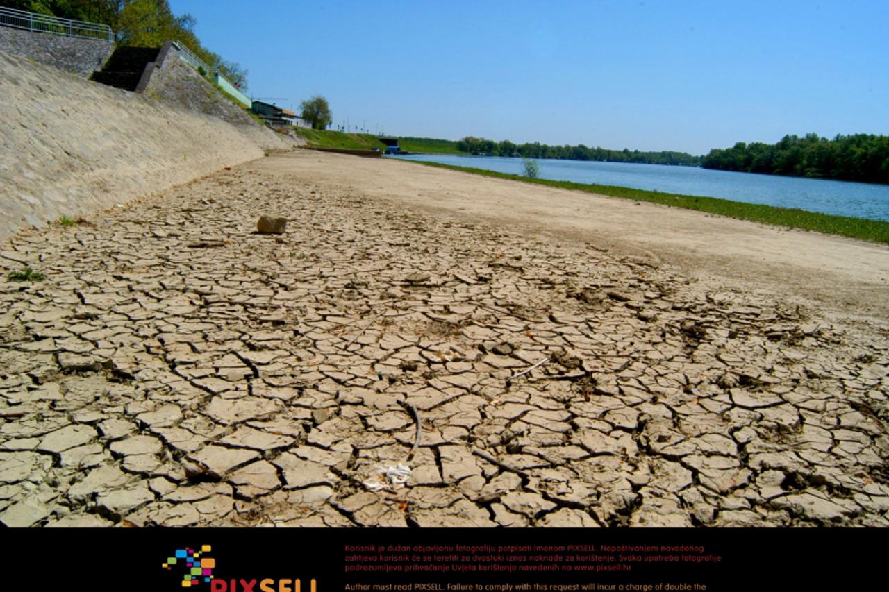 '23.09.2011., Slavonski Brod - Zbog dugotrajne suse i visokih temperatura, narocito tijekom kolovoza i rujna, koje su pogodile podrucje cijele Brodsko-posavske zupanije i prouzrocile velike stete na p
