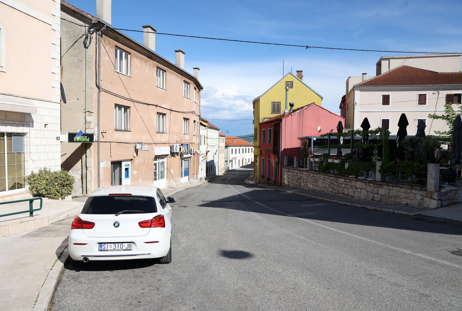 Navodi iz ranijih postupaka protiv osumnjičenog, uključujući i raniju kaznenu osuđivanost te postupke zbog nezakonitog posjedovanja oružja, dodatno su potaknuli reakcije javnosti i rasprave o sigurnosnim propustima. 