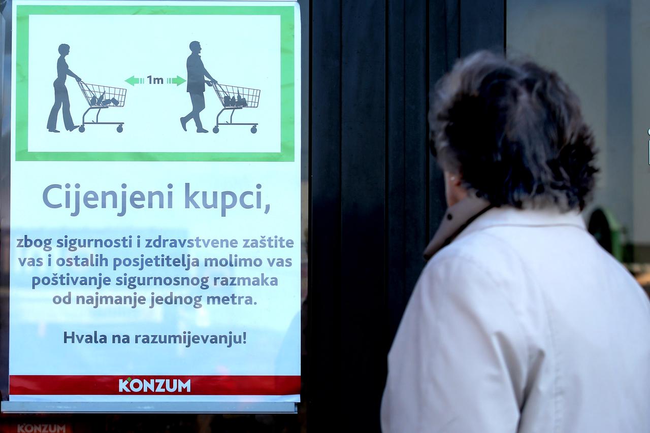 Šibenik: Konzum na ulazu u svoje trgovine plakatima upozorava kupce da se pridržavaju zaštitnih mjera