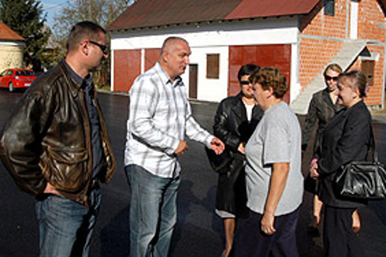 Dogradonačelnik Veljko Novak jučer sa suradnicima i domaćinima u Jazveniku