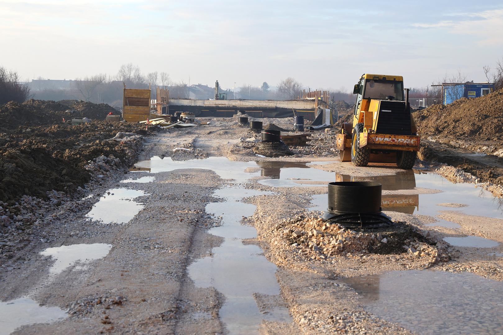 Južni dio, do novog mosta već je poprimio konture ulice, nogostupi su formirani, a trenutno se postavljaju hidranti i ostala infrastruktura.