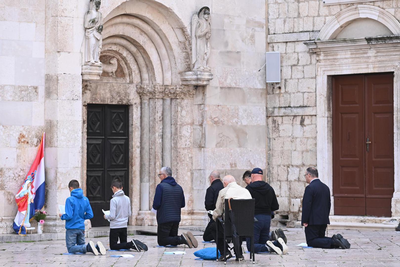04.11.2023., Zadar - Molitelji ispred katedrale sv. Stosije okupljaju se svake prve subote u mjesecu. Photo: Dino Stanin/PIXSELL