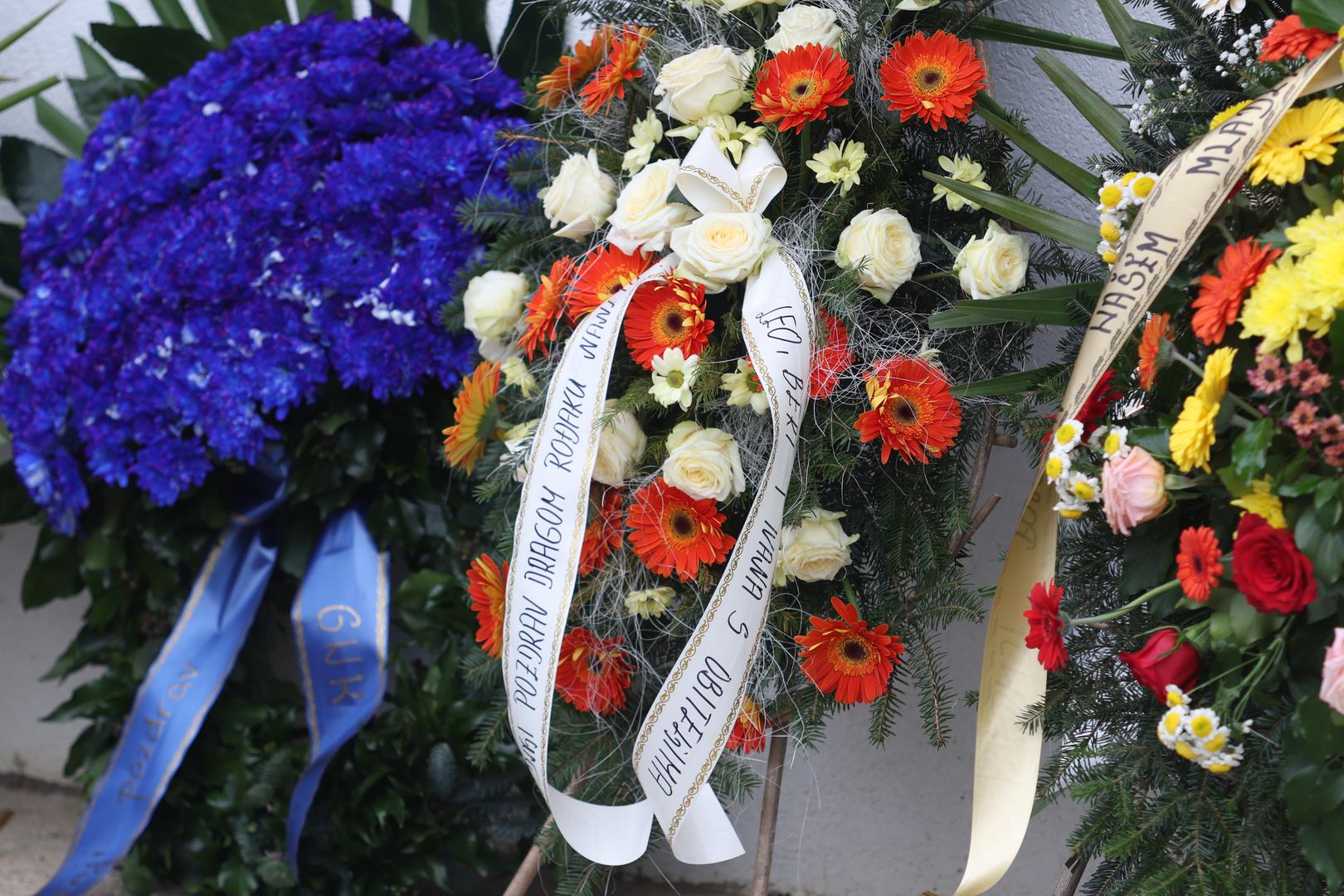 Tišina, tuga i čvrst stisak ruke. Mjesno groblje u Nuštru danas je bilo premalo da primi sve one koji su se došli posljednji put oprostiti od Mladena Bartolovića