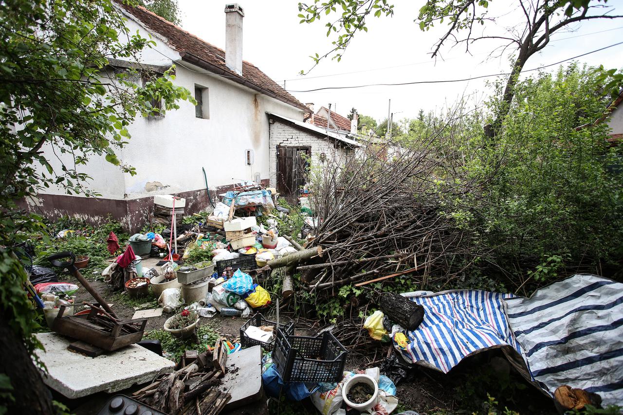 18.4.2017., Zagreb - Starija gospodja iz Novoselske ulice u zagrebackoj Dubravi godinama prikuplja i gomila otpad u kuci i dvoristu.  Photo: Petar Glebov/PIXSELL
